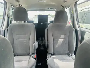 Toyota Noah 2.0 143hp AWD (7 Seater) 2012 White