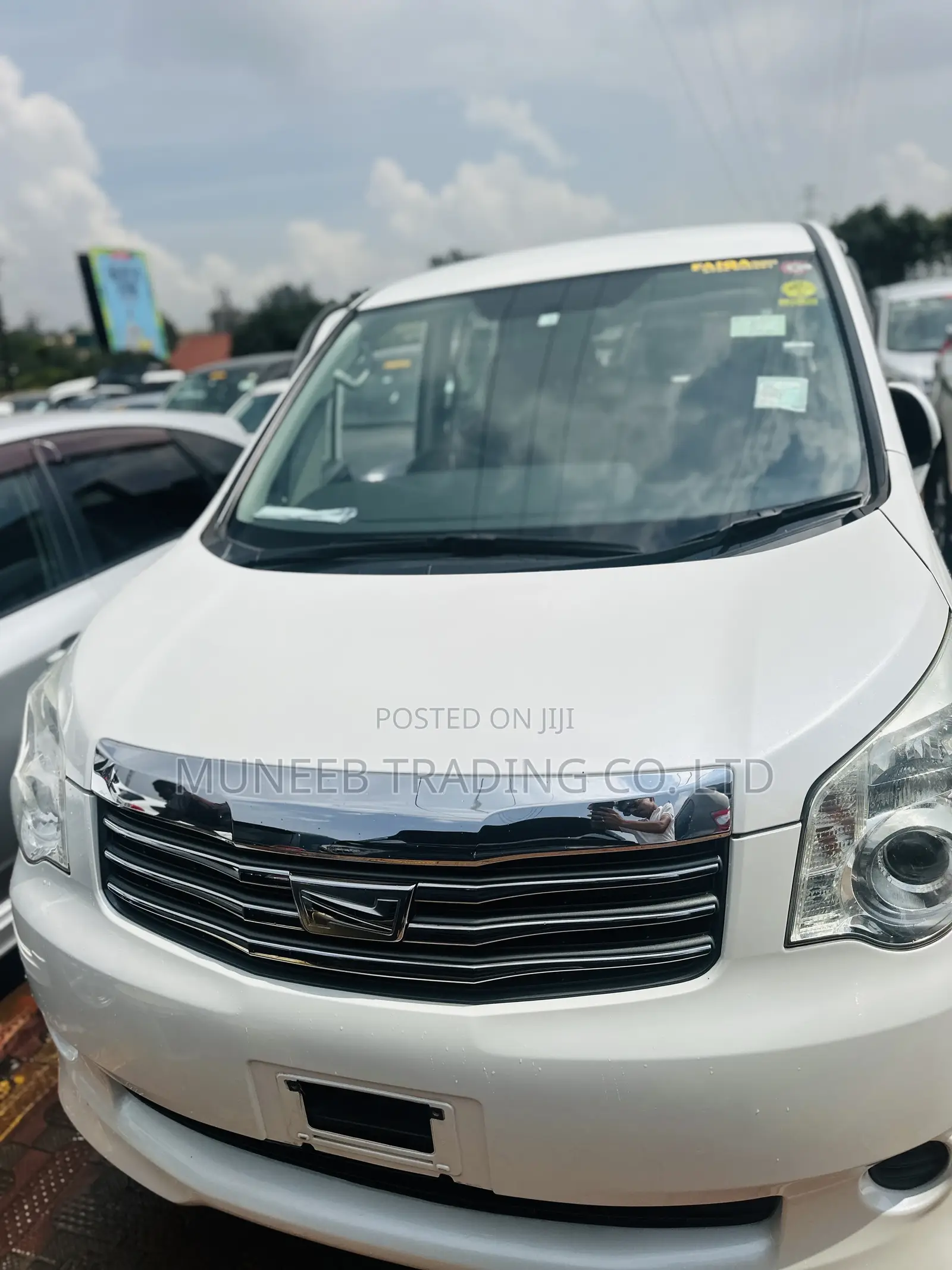 Toyota Noah 2.0 143hp AWD (7 Seater) 2012 White