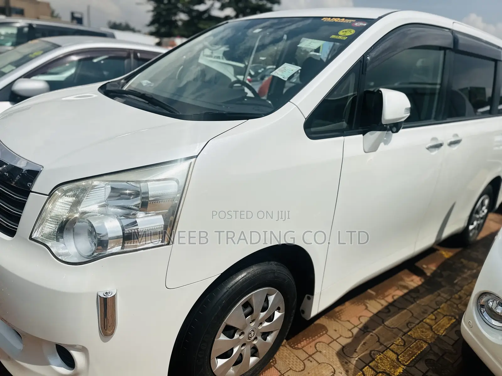 Toyota Noah 2.0 143hp AWD (7 Seater) 2012 White