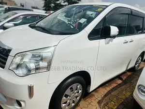 Toyota Noah 2.0 143hp AWD (7 Seater) 2012 White