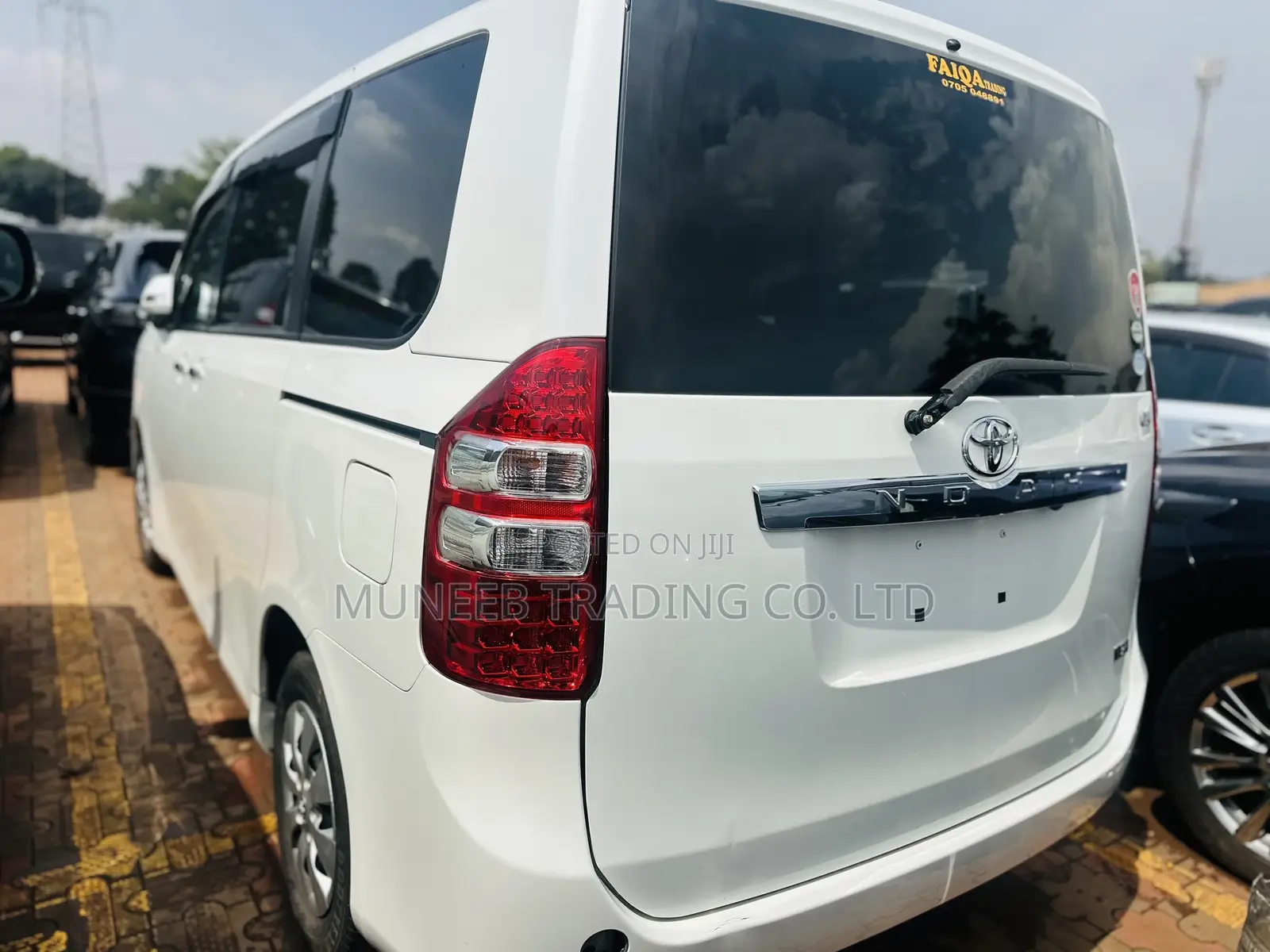 Toyota Noah 2.0 143hp AWD (7 Seater) 2012 White