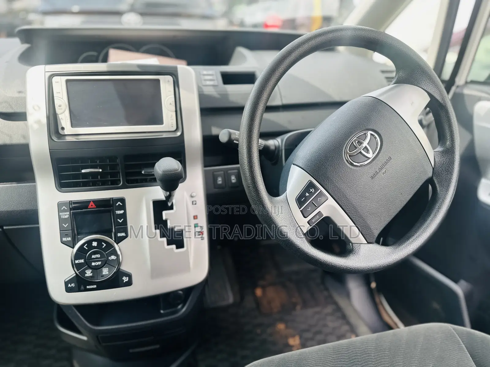 Toyota Noah 2.0 143hp AWD (7 Seater) 2012 White