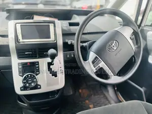 Toyota Noah 2.0 143hp AWD (7 Seater) 2012 White