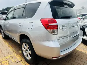Toyota Vanguard 2011 Silver