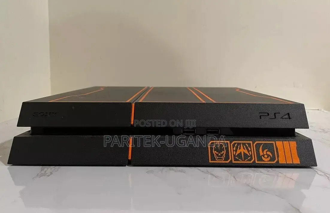 Playstation 4 Standard W/ 500gb HDD + 02pads + 10 Games