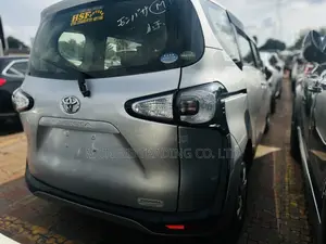 Toyota Sienta 1.5 AWD 2014 Silver