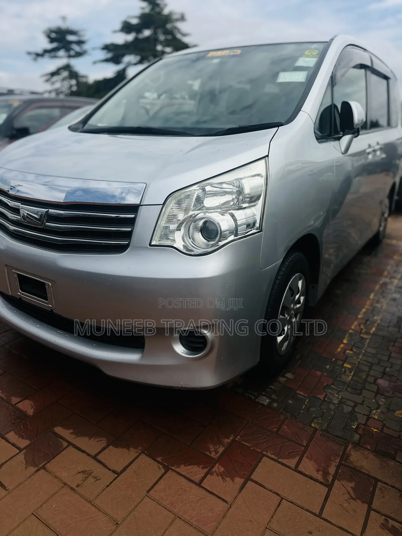 Toyota Noah 2.0 143hp AWD (7 Seater) 2011 Silver
