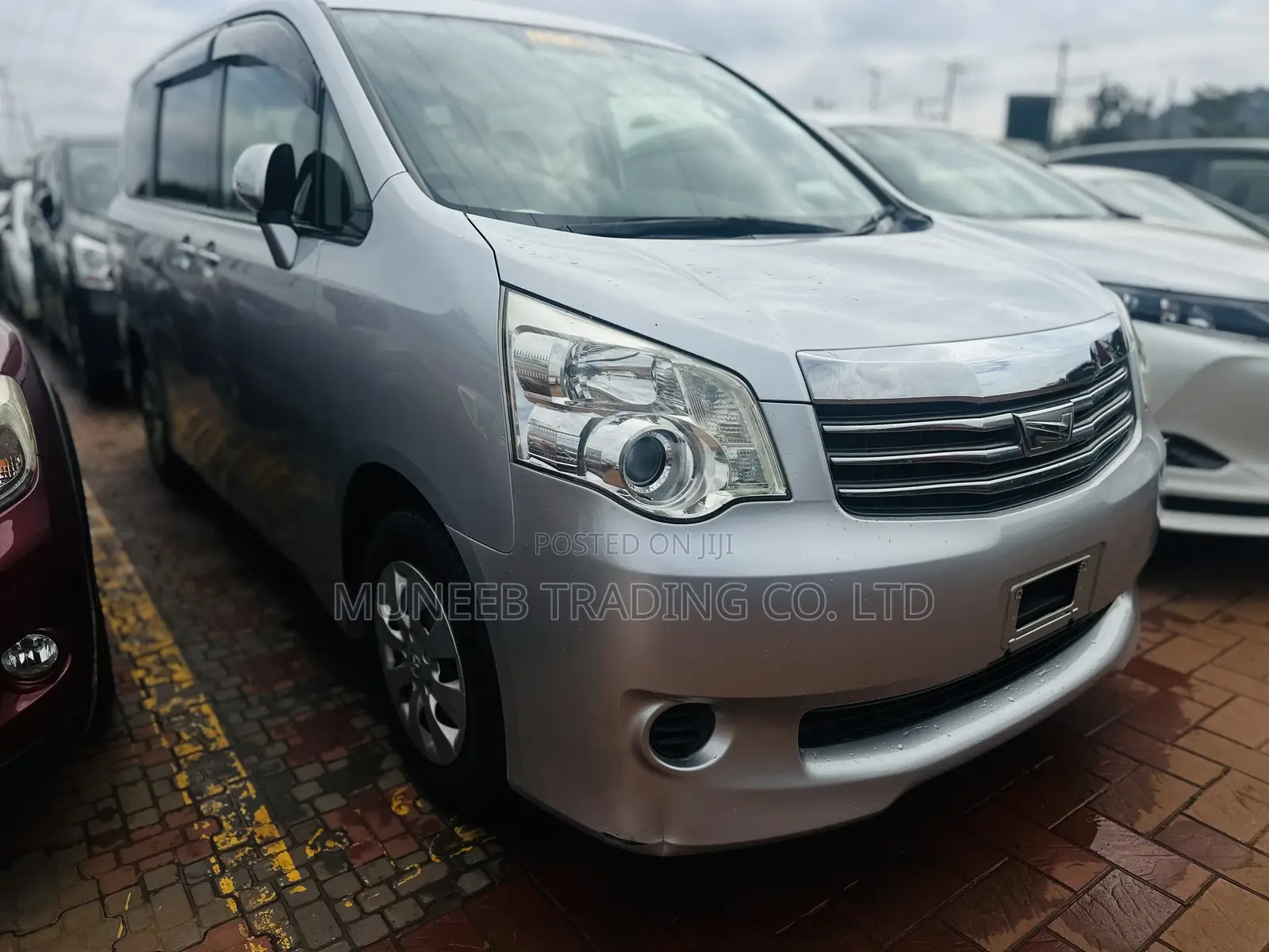 Toyota Noah 2.0 143hp AWD (7 Seater) 2011 Silver