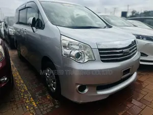 Toyota Noah 2.0 143hp AWD (7 Seater) 2011 Silver