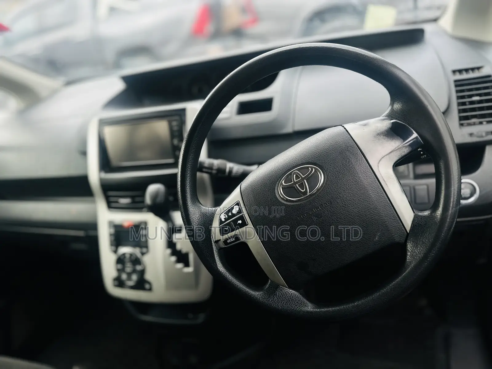 Toyota Noah 2.0 143hp AWD (7 Seater) 2011 Silver