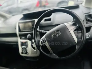 Toyota Noah 2.0 143hp AWD (7 Seater) 2011 Silver