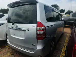 Toyota Noah 2.0 143hp AWD (7 Seater) 2011 Silver