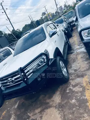 Toyota Hilux Revo Double Cab Deisel 2.4 AWD 2017 White