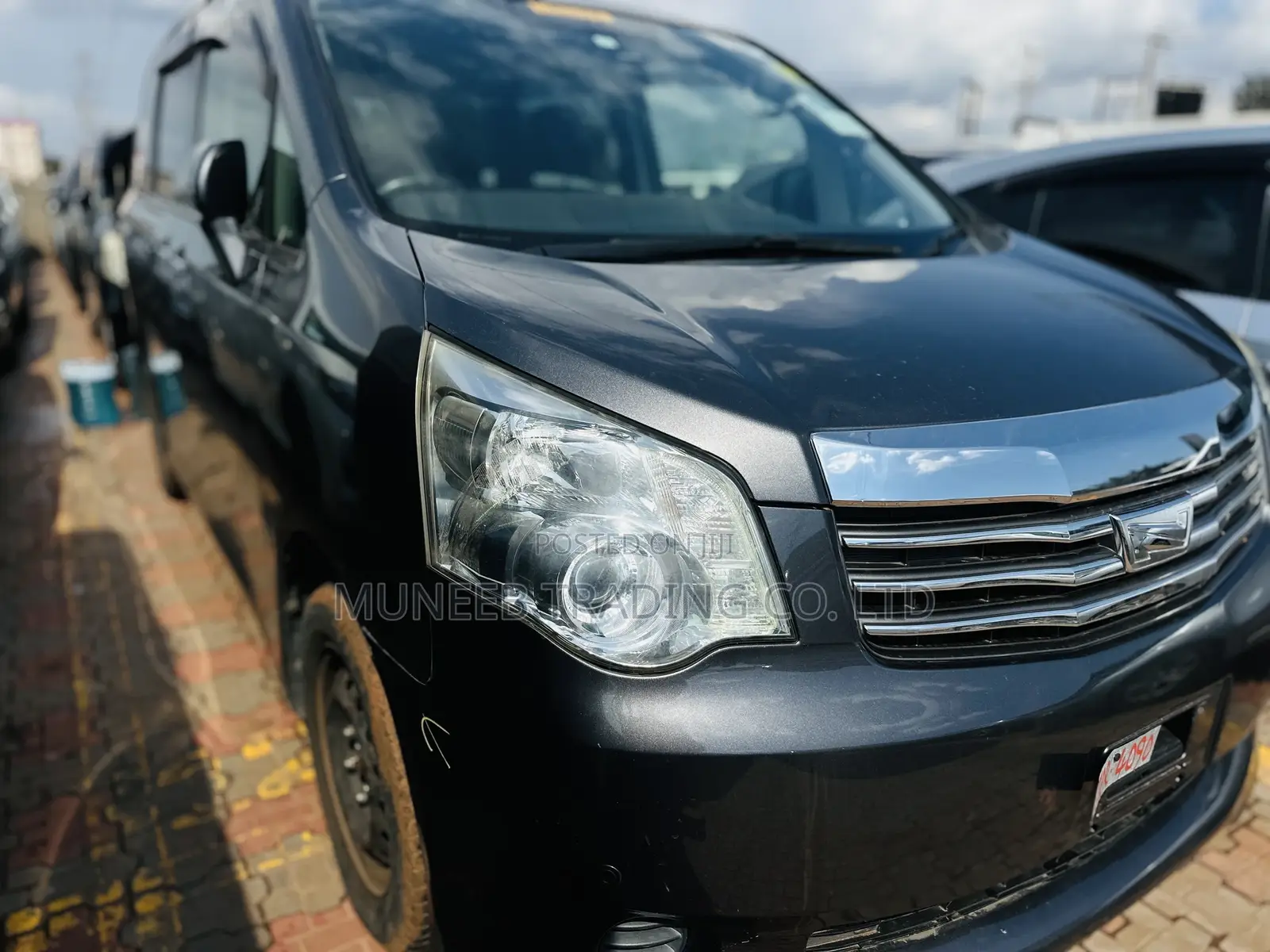 Toyota Noah 2.0 143hp AWD (8 Seater) 2011 Gray