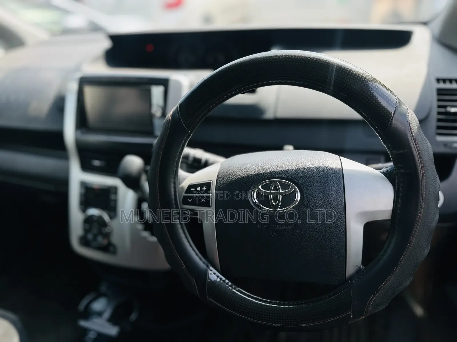 Toyota Noah 2.0 143hp AWD (8 Seater) 2011 Gray