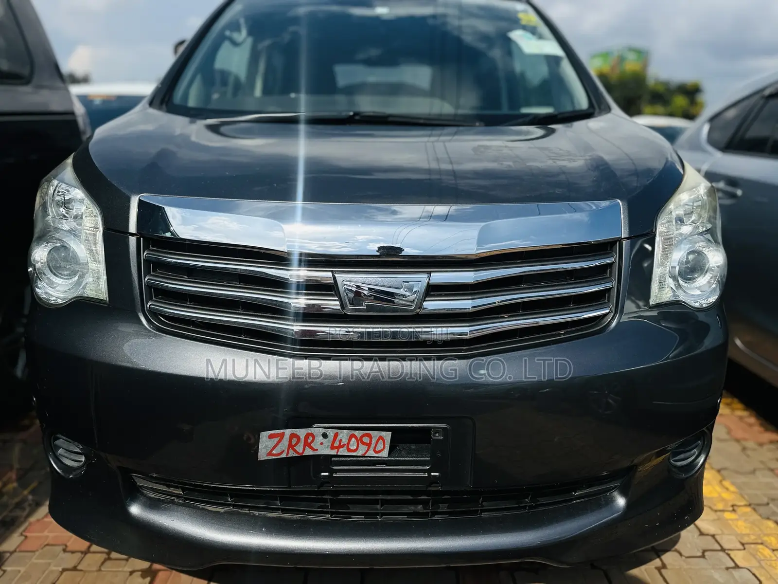 Toyota Noah 2.0 143hp AWD (8 Seater) 2011 Gray