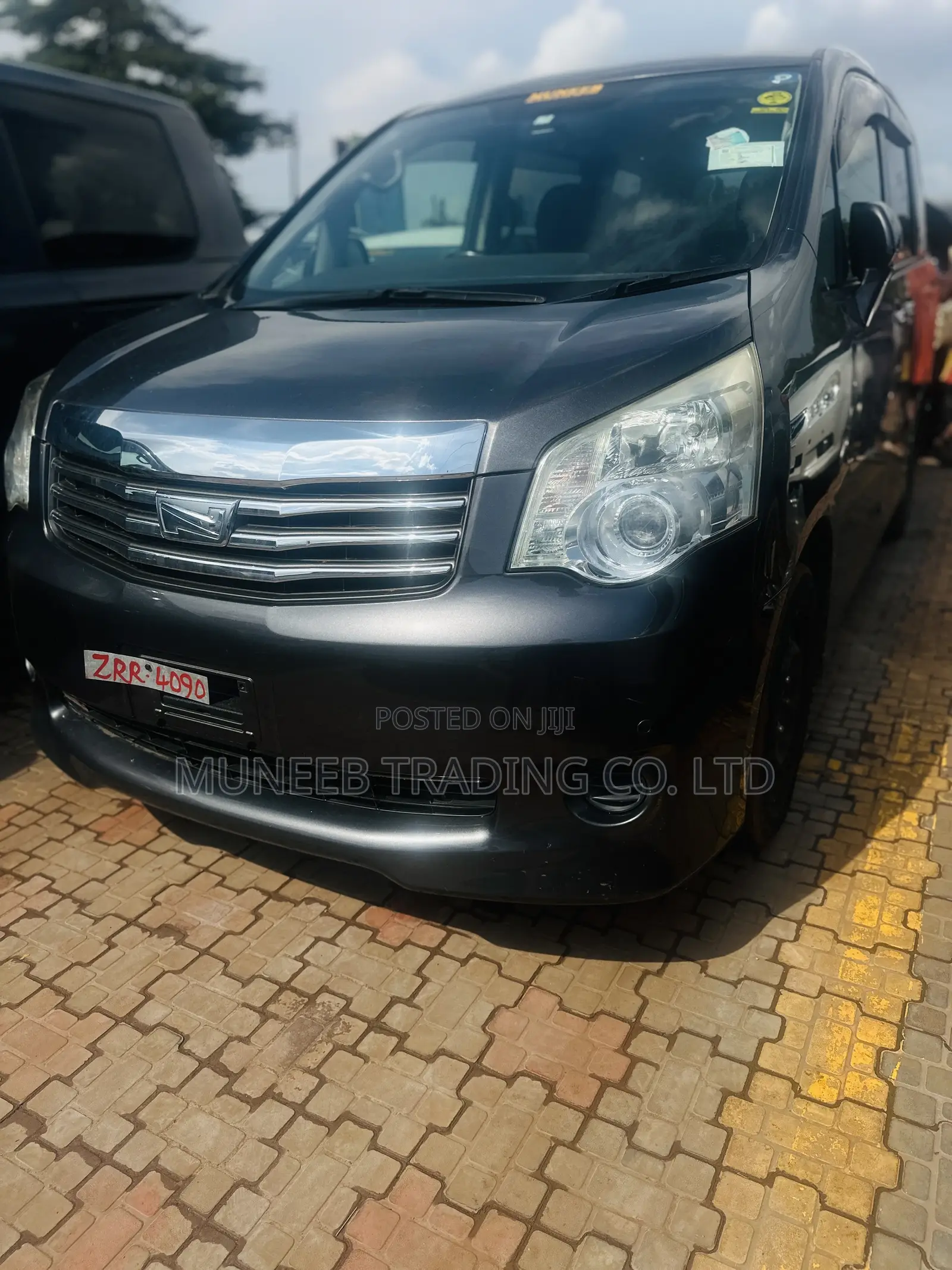 Toyota Noah 2.0 143hp AWD (8 Seater) 2011 Gray