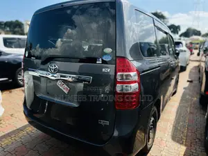 Toyota Noah 2.0 143hp AWD (8 Seater) 2011 Gray