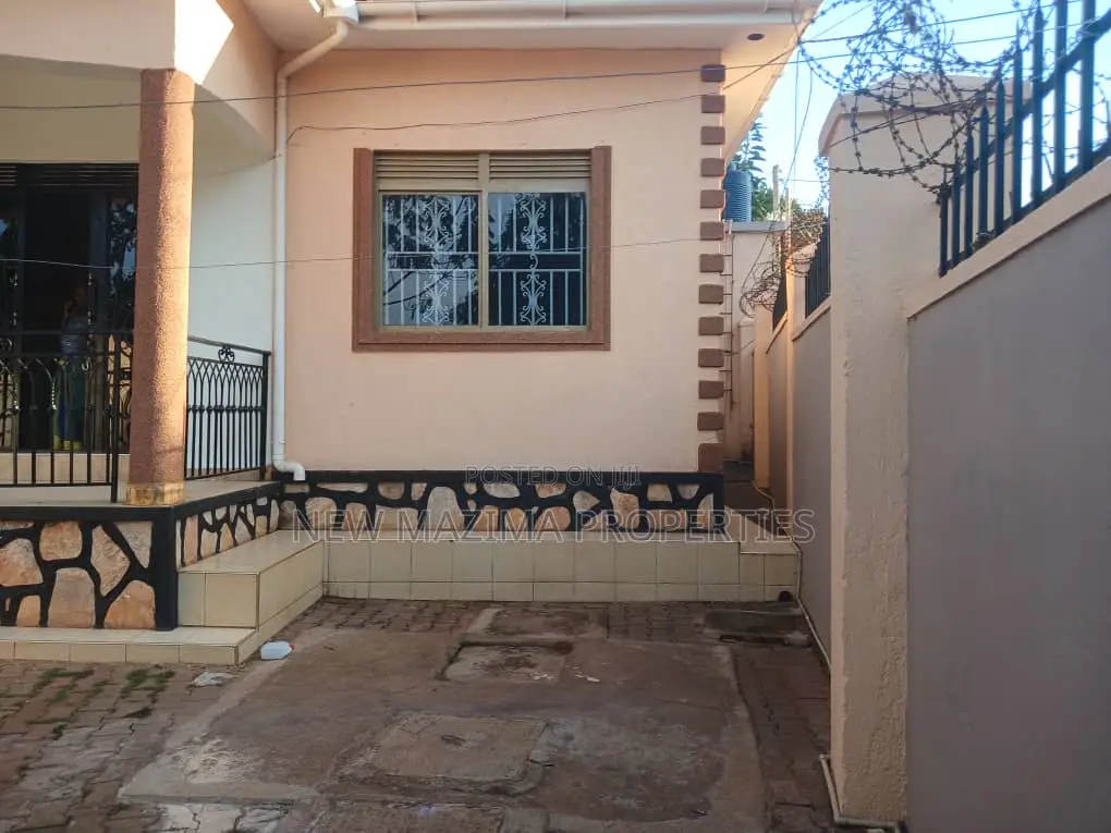 3bdrm Bungalow in Makindye Kizungu, Division A for rent