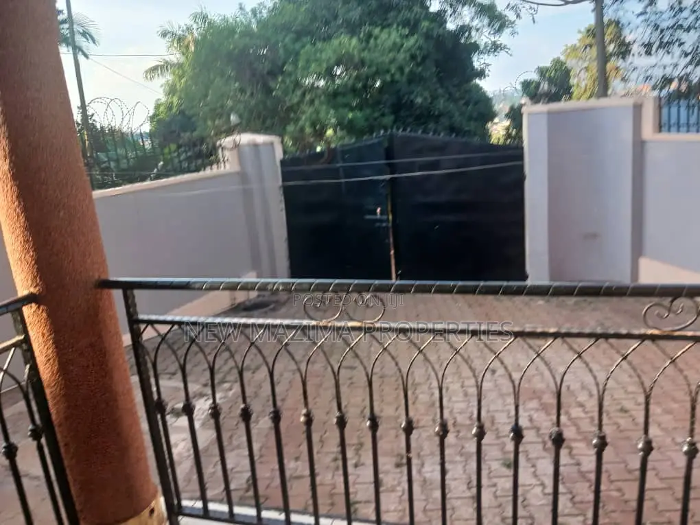 3bdrm Bungalow in Makindye Kizungu, Division A for rent