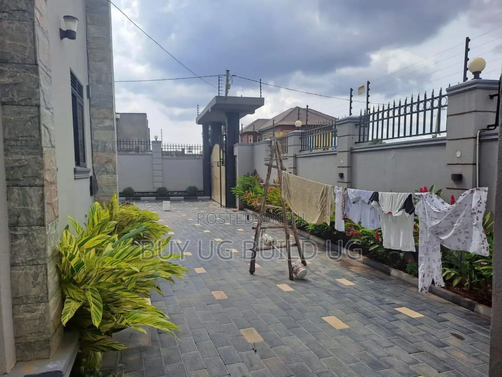 5bdrm Duplex in Kira Nsasa for sale