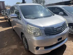 Toyota Noah 2011 Silver