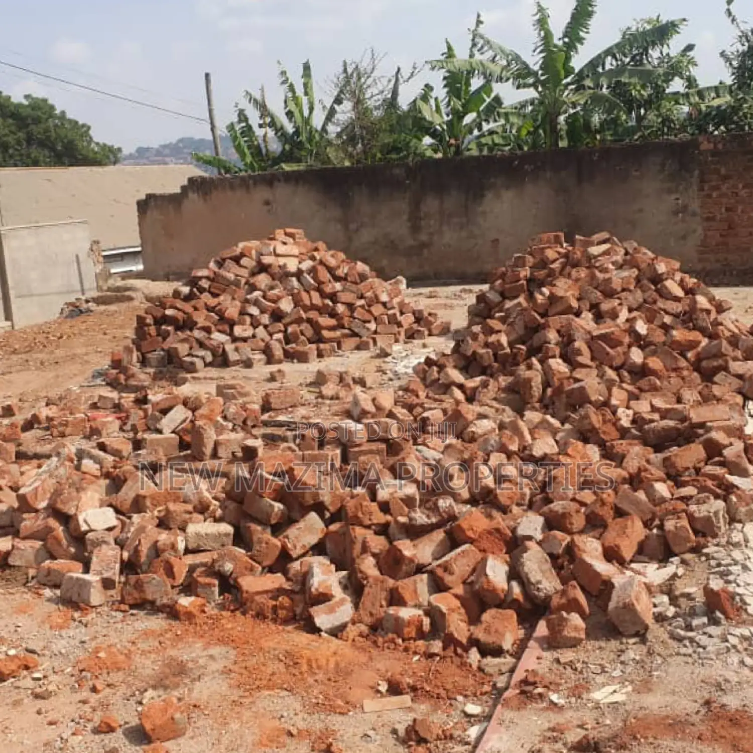 18 Decimals on Forced Sale in Heart of Kabowa With Tarmac Rd