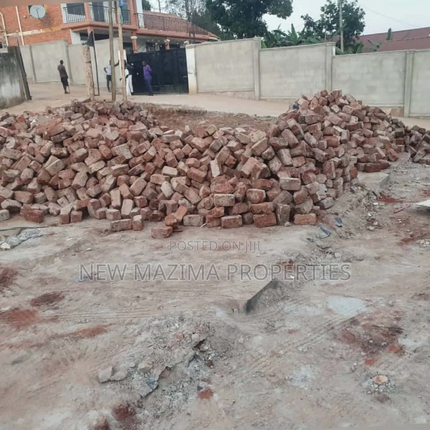 18 Decimals on Forced Sale in Heart of Kabowa With Tarmac Rd
