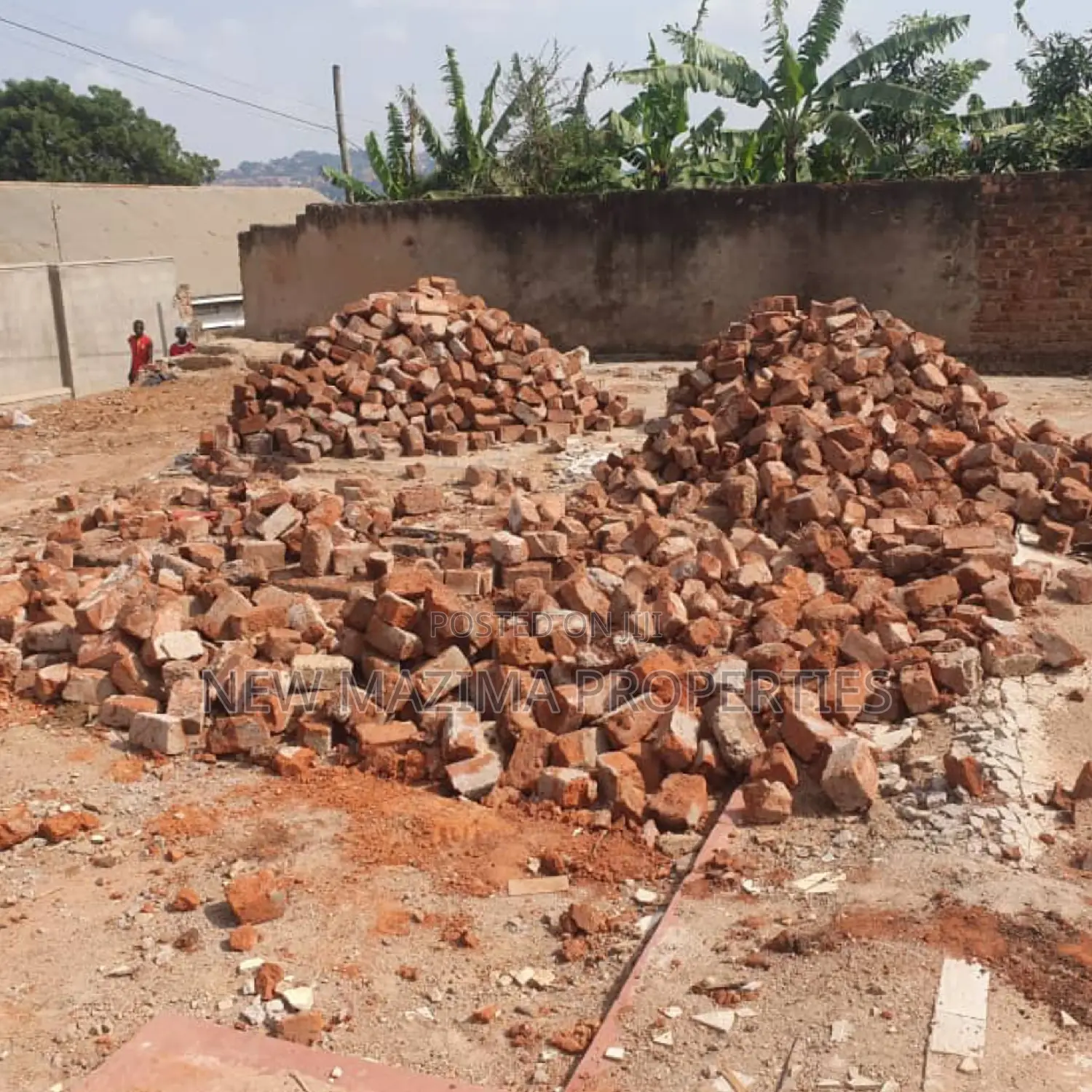 18 Decimals on Forced Sale in Heart of Kabowa With Tarmac Rd