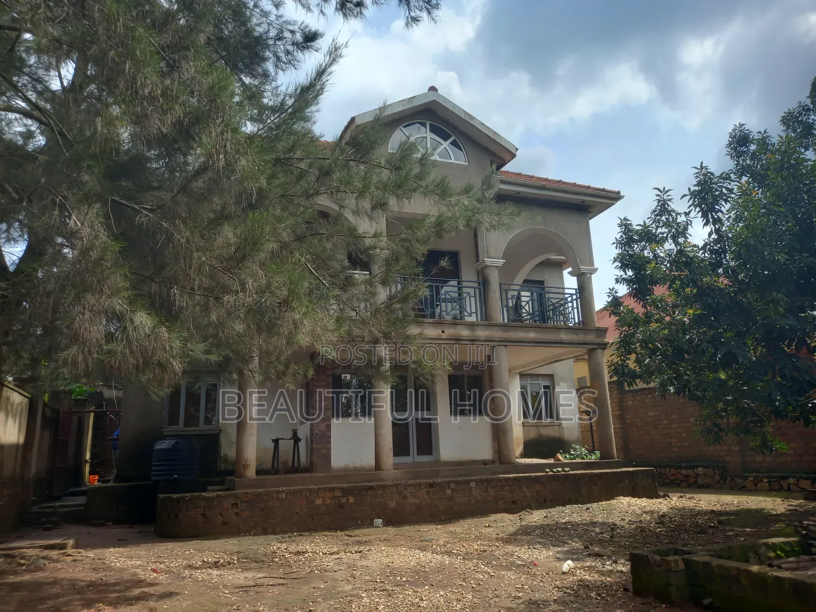 Furnished 5bdrm Duplex in Kira for sale