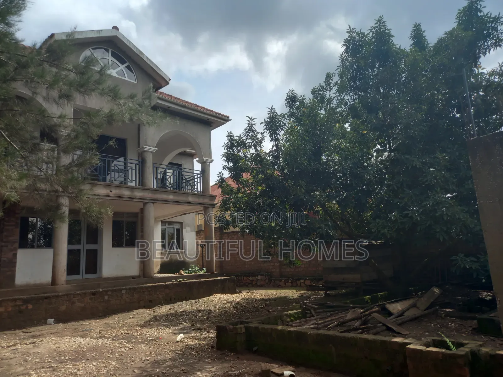Furnished 5bdrm Duplex in Kira for sale