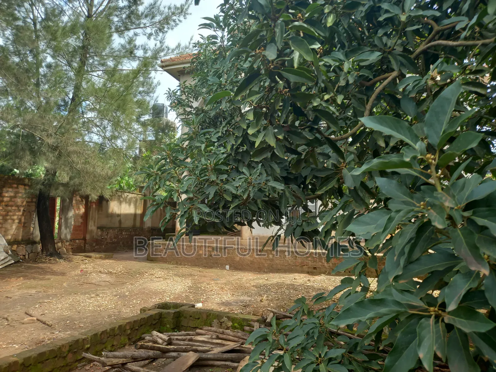 Furnished 5bdrm Duplex in Kira for sale