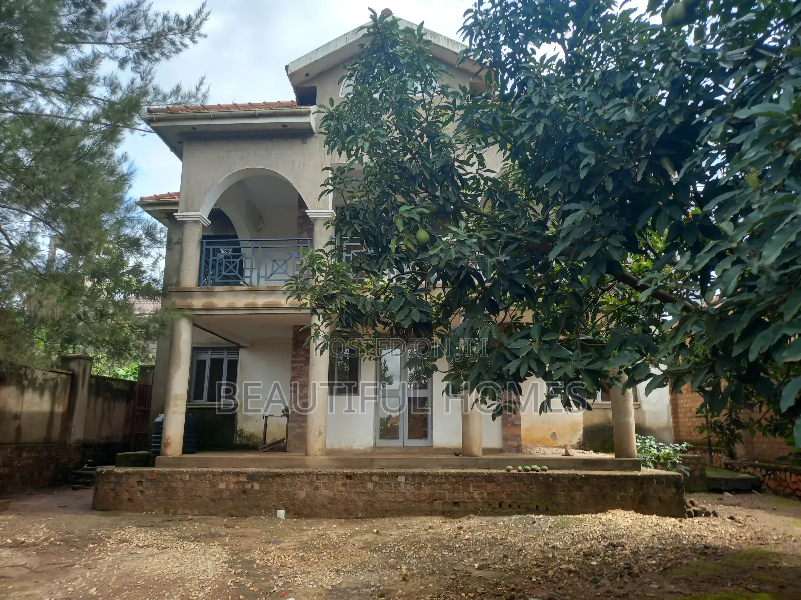 Furnished 5bdrm Duplex in Kira for sale