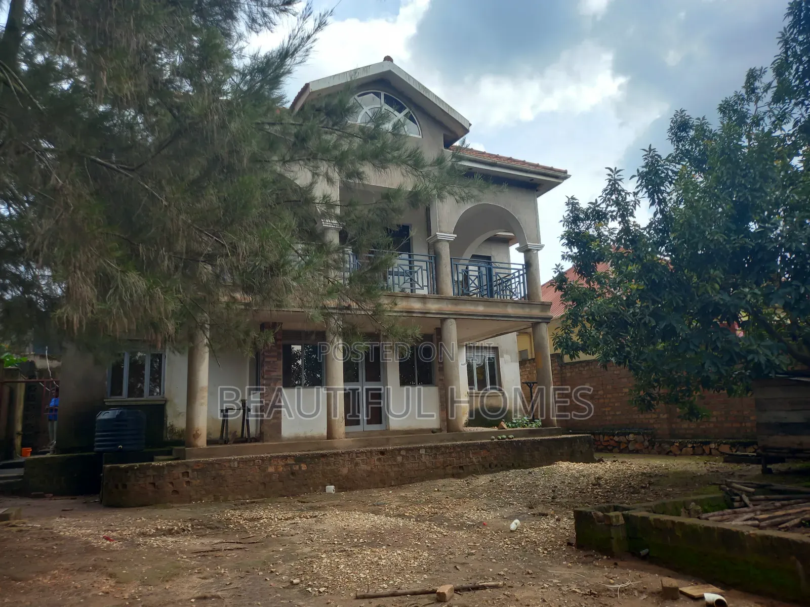 Furnished 5bdrm Duplex in Kira for sale