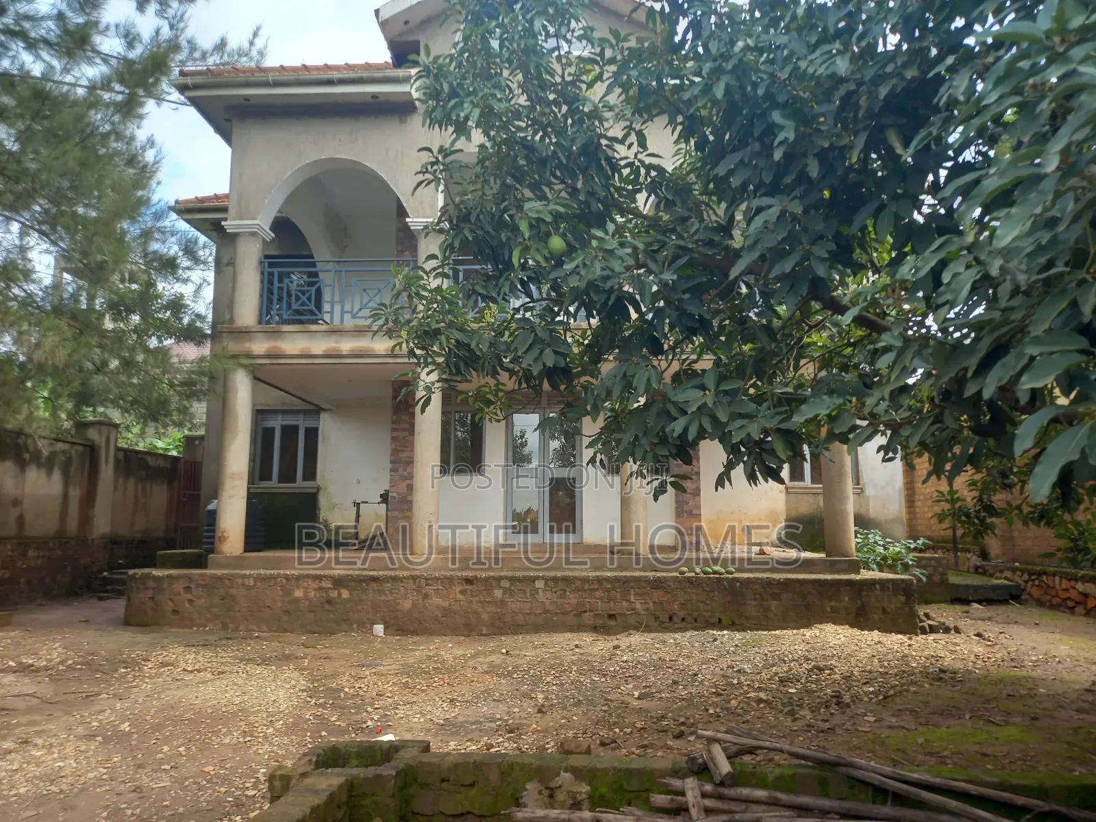 Furnished 5bdrm Duplex in Kira for sale