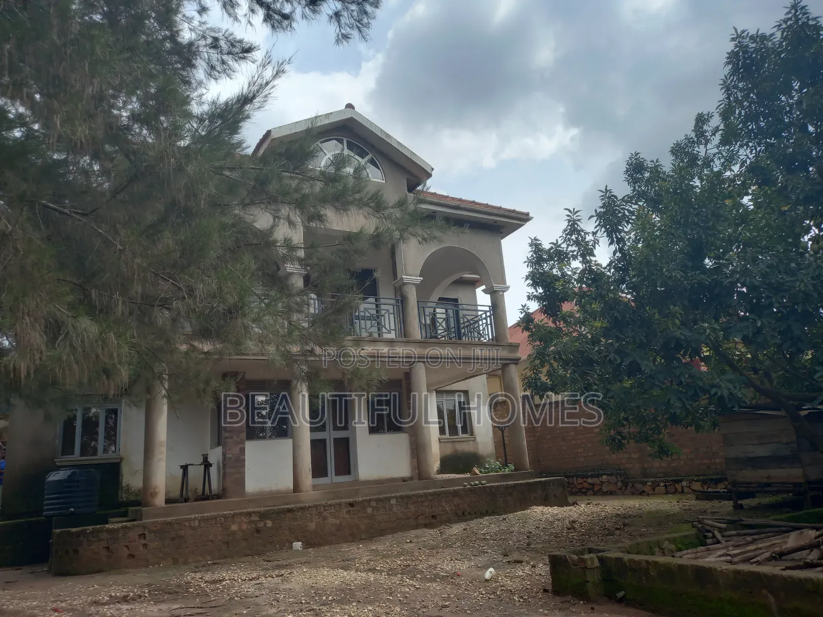 Furnished 5bdrm Duplex in Kira for sale