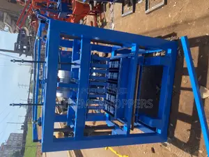 Fully Equipped/Semi Automatic Concrete Block Machine