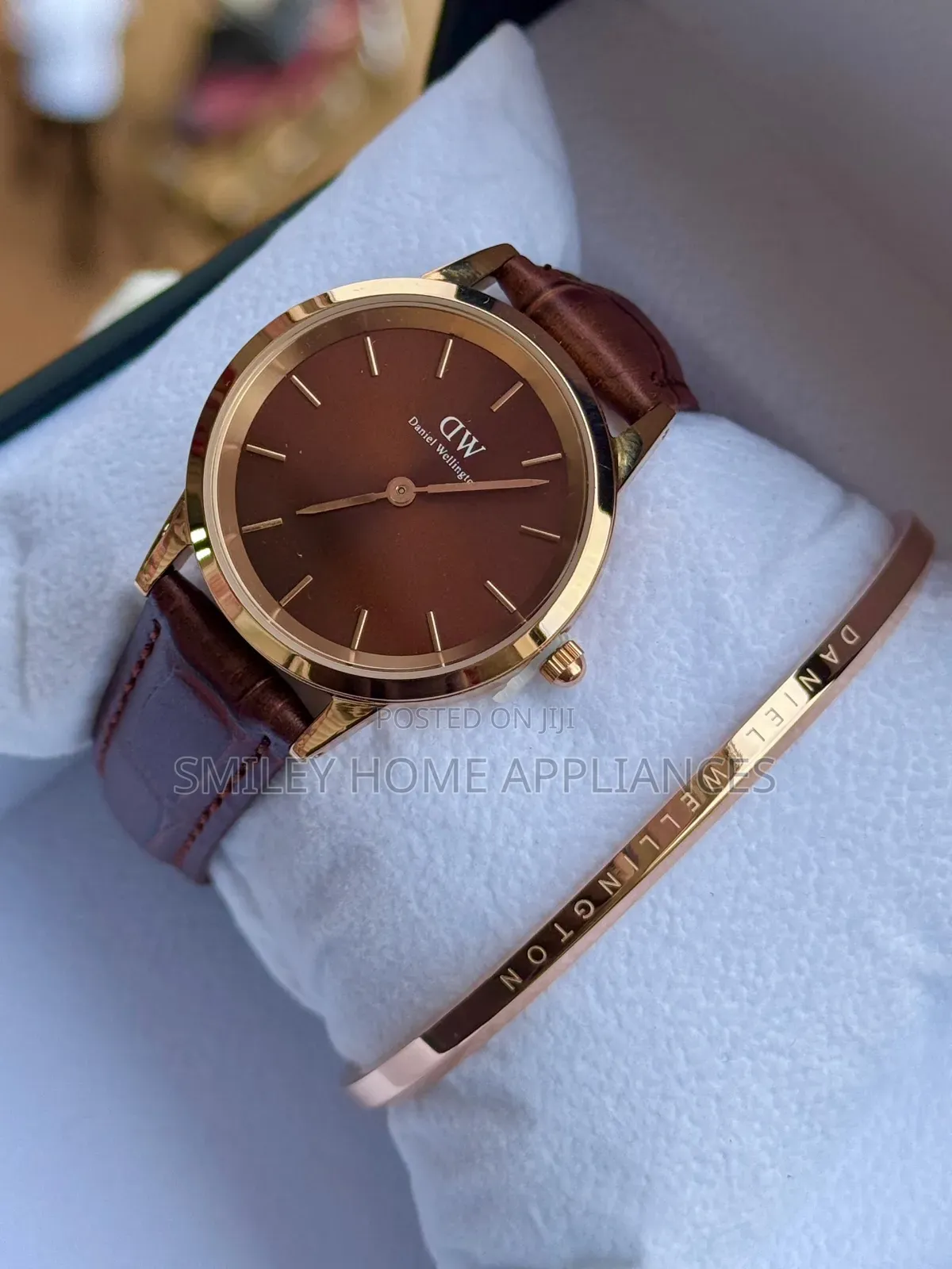 Daniel Wellington Ladies Watch With a Gold Bracelet