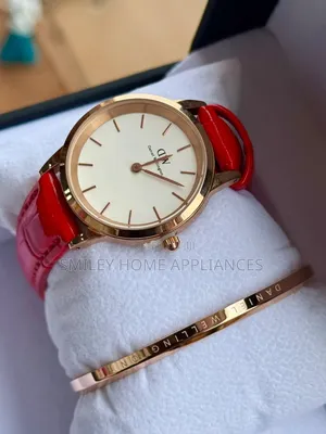 Daniel Wellington Ladies Watch Red Color With a Bracelet
