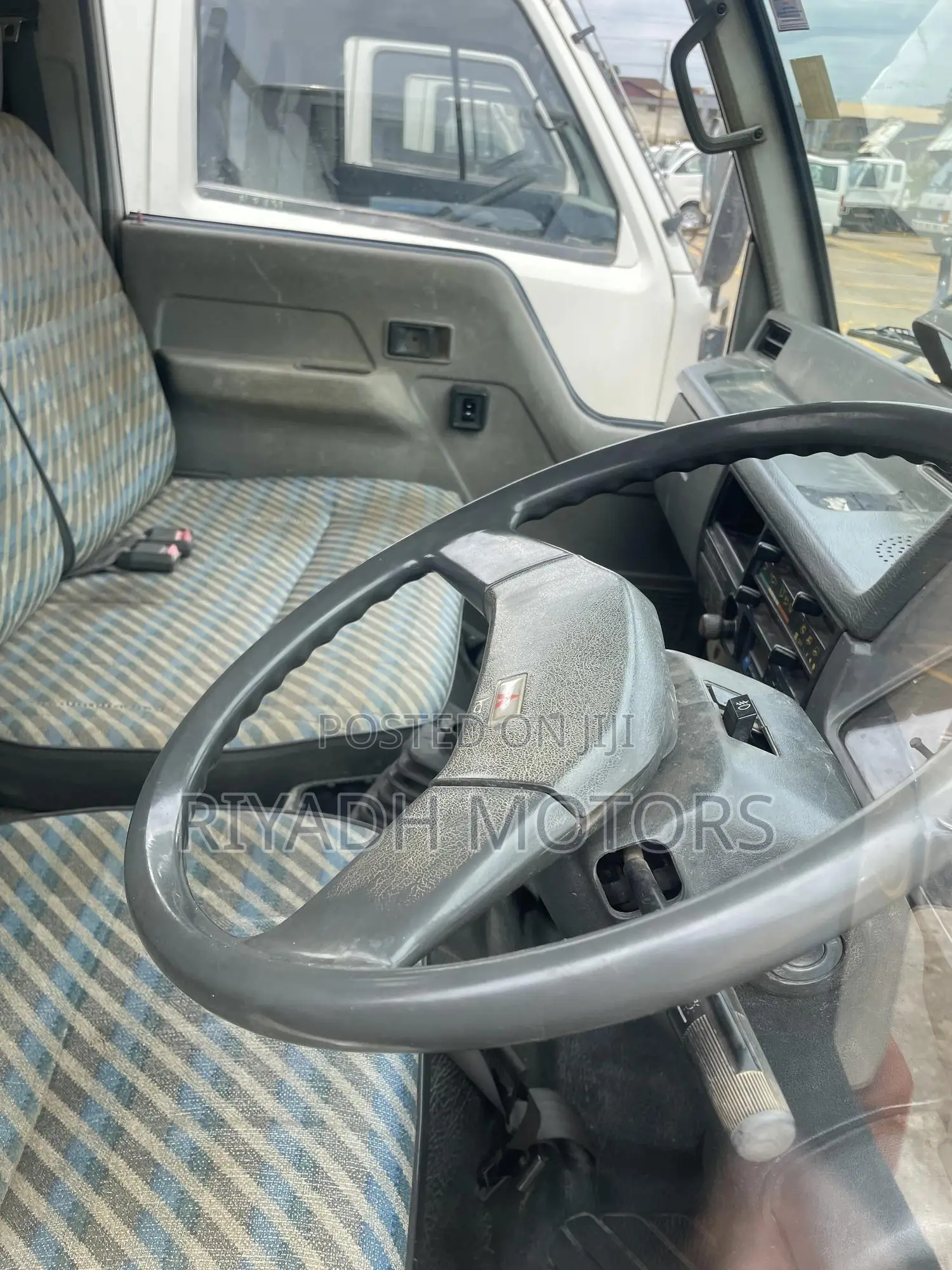 Mitsubishi Canter Truck 1991 White