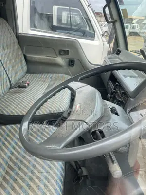 Mitsubishi Canter Truck 1991 White