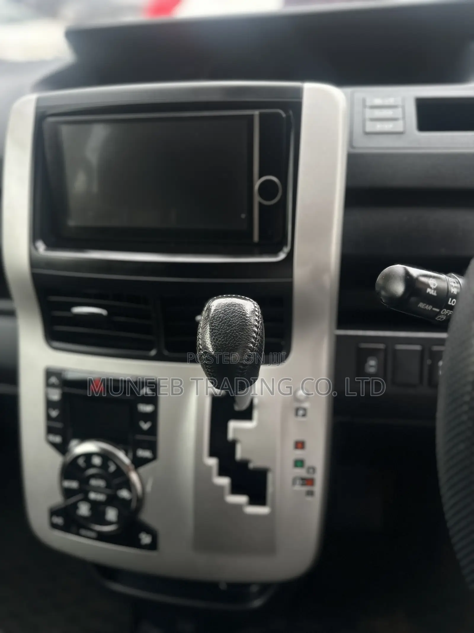 Toyota Noah 2.0 143hp FWD (8 Seater) 2013 Silver