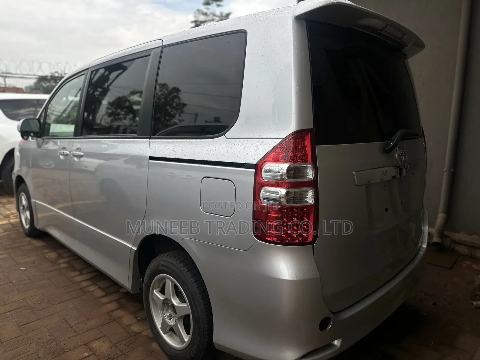 Toyota Noah 2.0 143hp FWD (8 Seater) 2013 Silver