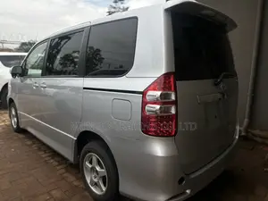 Toyota Noah 2.0 143hp FWD (8 Seater) 2013 Silver