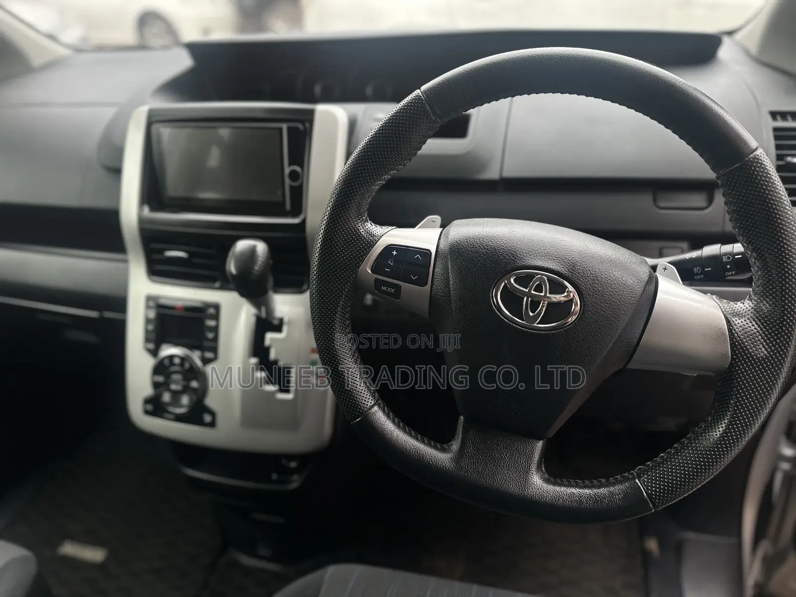 Toyota Noah 2.0 143hp FWD (8 Seater) 2013 Silver