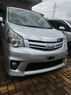 Toyota Noah 2.0 143hp FWD (8 Seater) 2013 Silver
