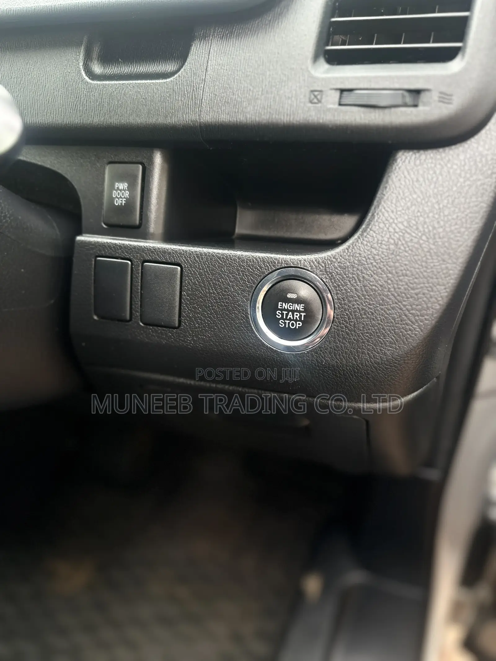 Toyota Noah 2.0 143hp FWD (8 Seater) 2013 Silver