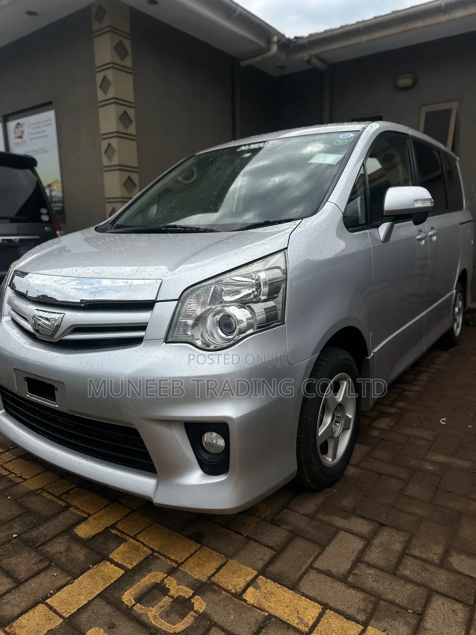 Toyota Noah 2.0 143hp FWD (8 Seater) 2013 Silver