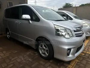 Toyota Noah 2.0 143hp FWD (8 Seater) 2013 Silver