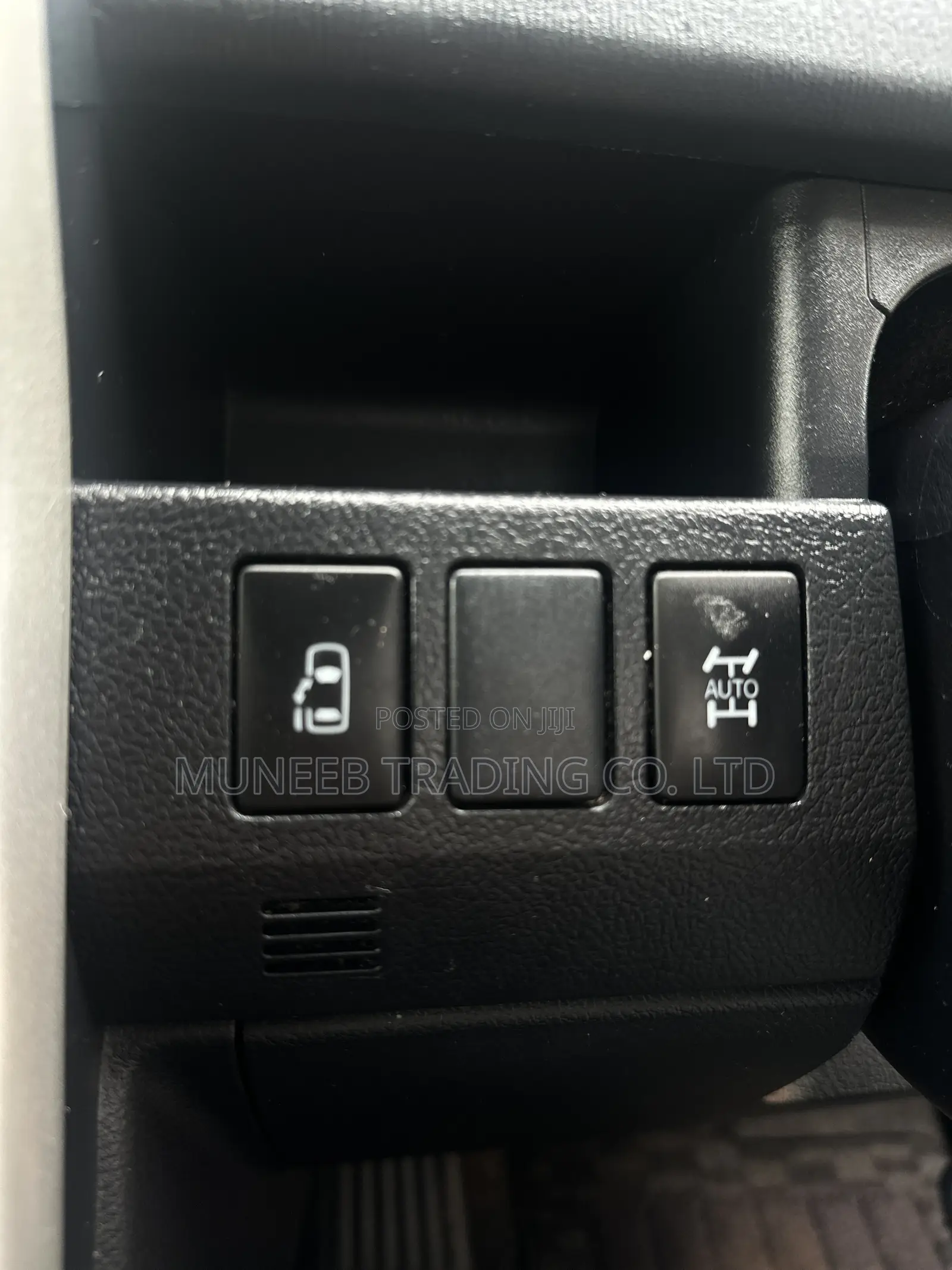 Toyota Noah 2.0 143hp FWD (8 Seater) 2013 Silver